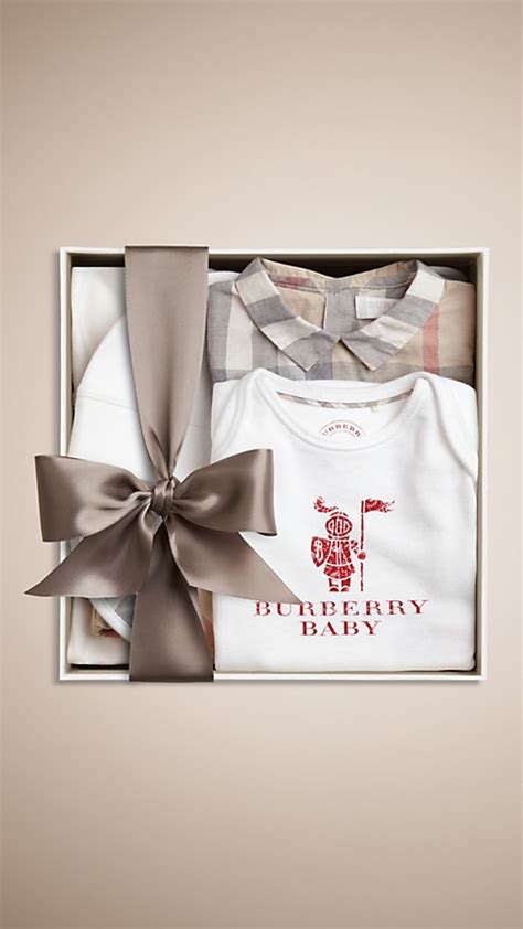 lenzuolini neonato burberry|burberry newborn gift set.